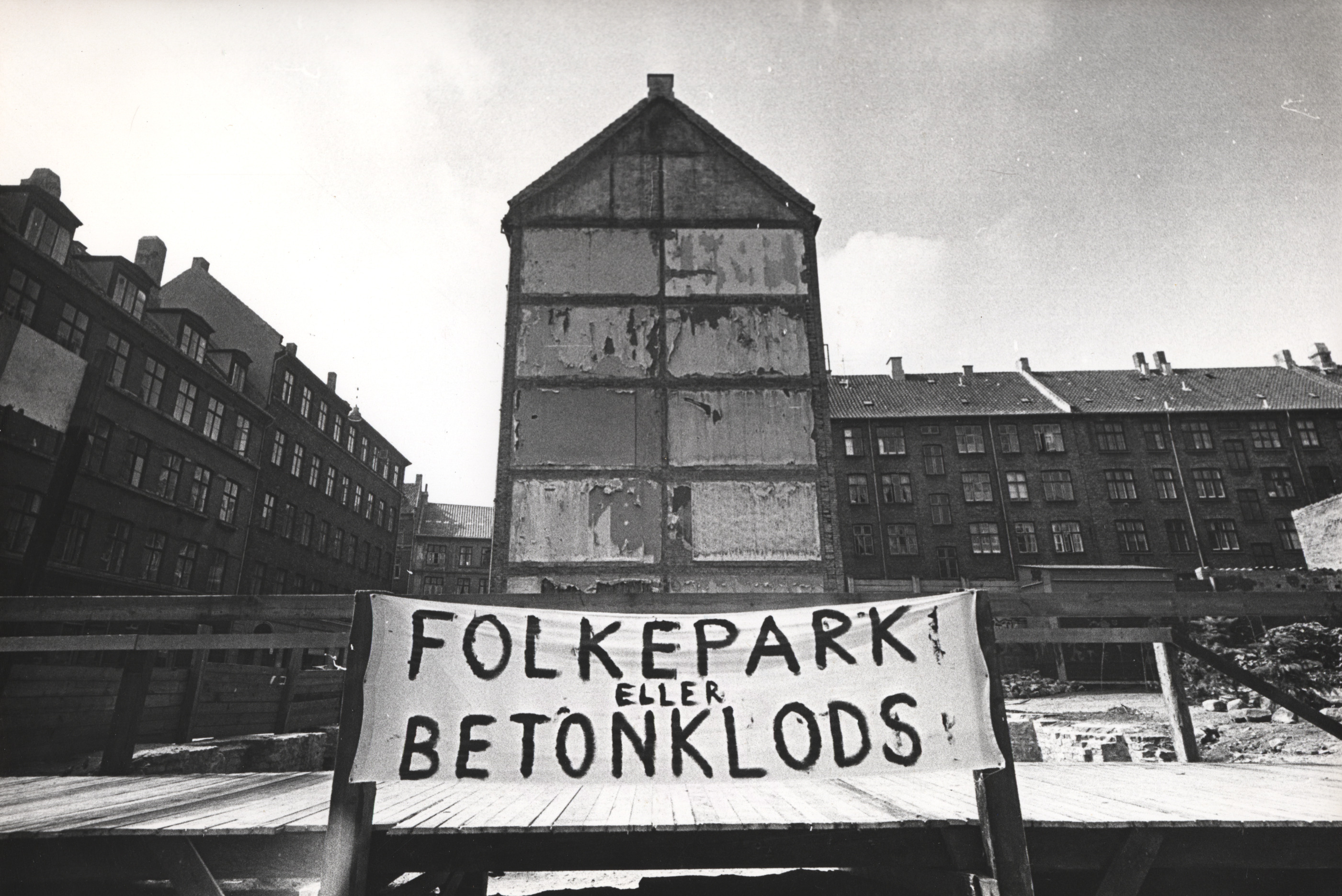 banner på bygning ved Folkets Park på Nørrebro i København. På banneret står der 'Folkepark eller betonklods'.