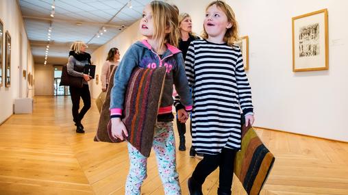 Børn kigger på kunst på Fuglsang Kunstmuseum