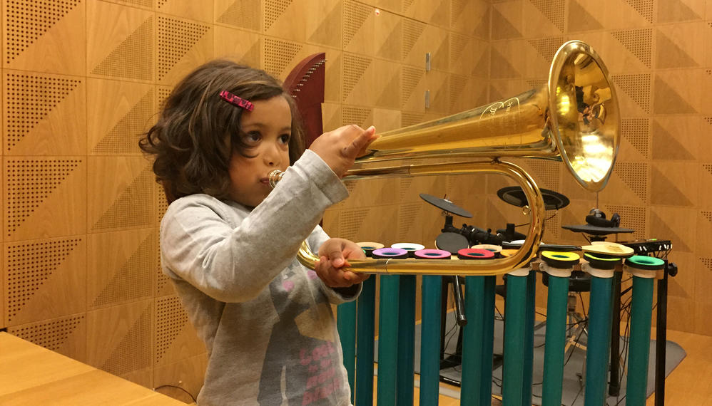 Pige spiller trompet på Musikmuseet