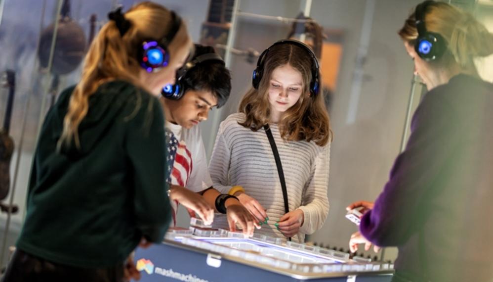Elever med høretelefoner på Musikmuseet