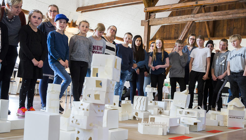 Børn modtager undervisning på Dansk Arkitektur Center