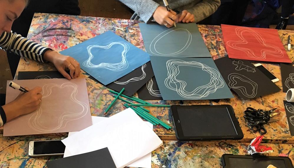 Elever tegner på KØS Museum for kunst i det offentlige rum