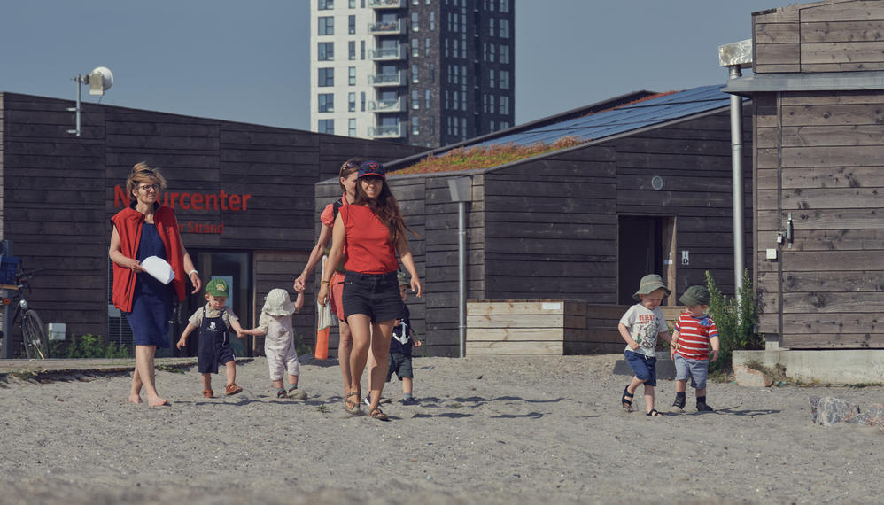 Børn og pædagoger på Naturcenter Amager Strand