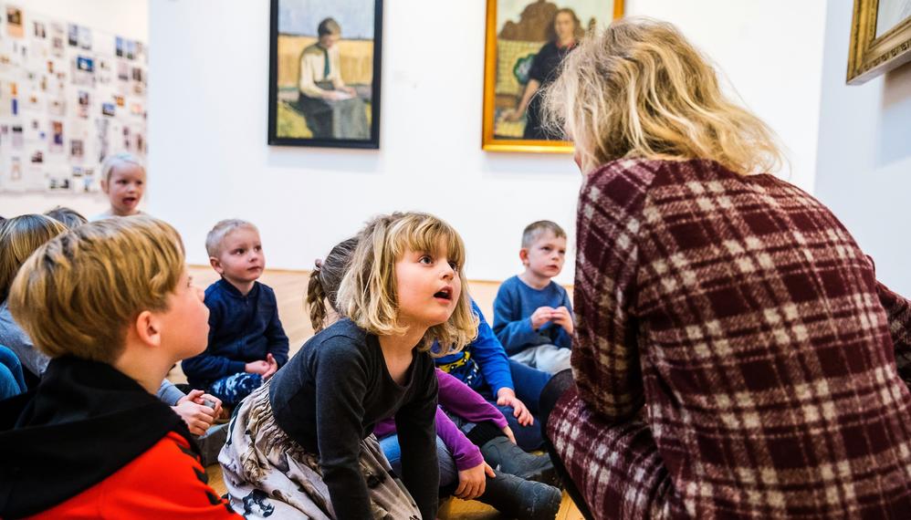 Børn og pædagog på Fuglsang Kunstmuseum