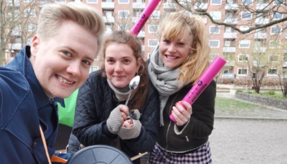 Unge laver musik i det fri