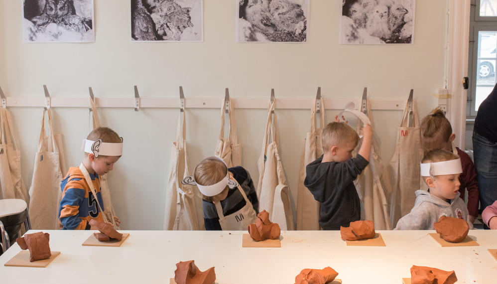 Børn undervises på Museet for Samtidskunst