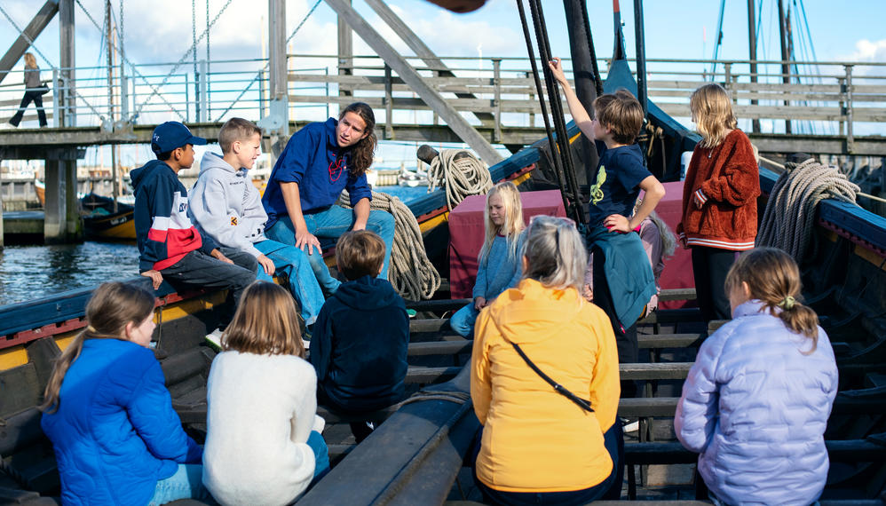 Elever får undervisning på Vikingeskibsmuseet i Roskilde