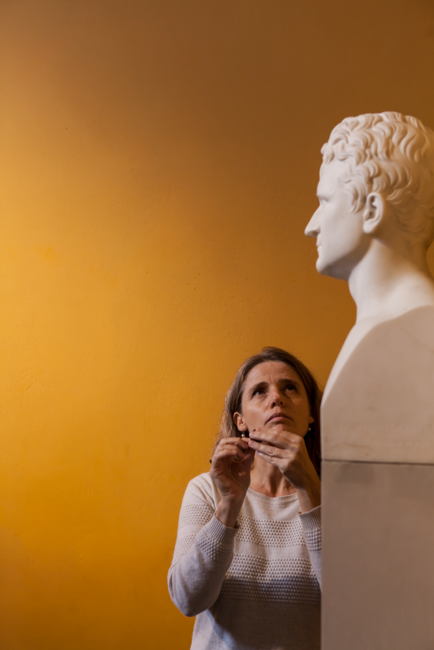Underviser kigger på statue på Thorvaldsens Museum