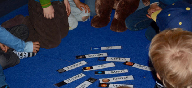 Børn kigger på ordkort
