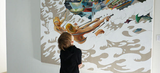 Børnehavebarn kigger på maleri af Martin Bigum, kunst og børn, kunst i daginstitutionerne