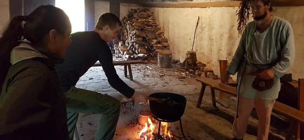 Madlavningen foregår i vikingehuset