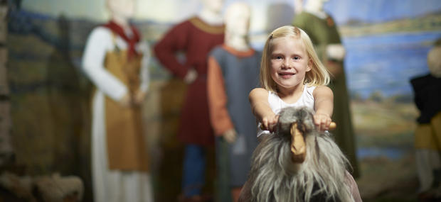 En unge pige i udstillingerne på Vikingemuseet Ladby