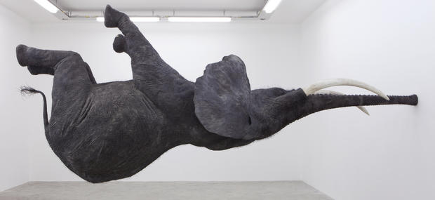 Kunstværk af Daniel Firman: Skulptur forestillende en elefant frit svævende i luften.