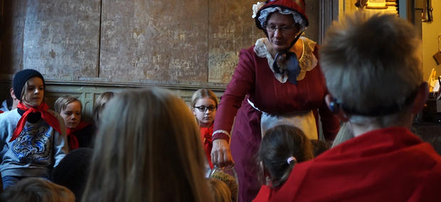 I købmandsgården bliver børnene budt på smags- og duft-prøver at de populære handelsvarer.