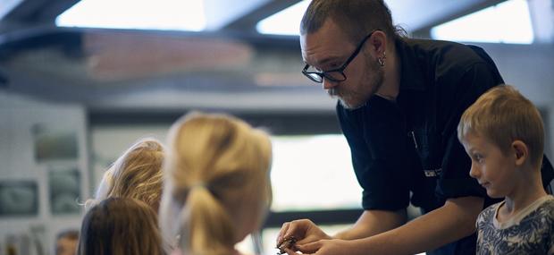 Her viser formidleren, børnene, nogle af de dyr, der lever i vadehavet.
