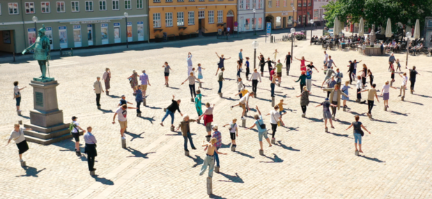 Performance af Karin Sander: People on Stone Plinths, Køge, 2021