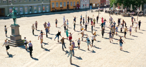 Foto: Karin Sander: People on Stone Plinths, 1987/2021, Køge Torv, Danmark. Fotograf: Christian Calmar, bifrostproductions.dk