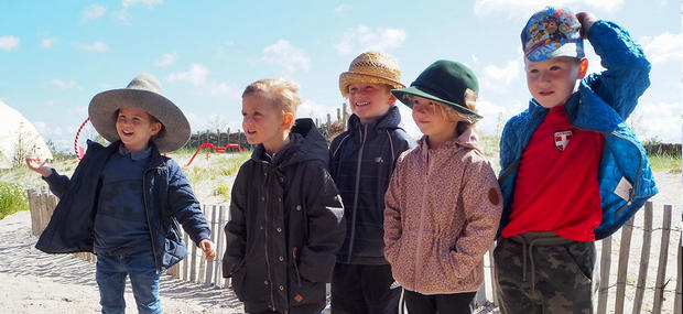 Børn holder på hatten ved stormmaskinen på Naturkraft.