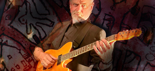 Peter Holst med guitar. billede fra forestillingen