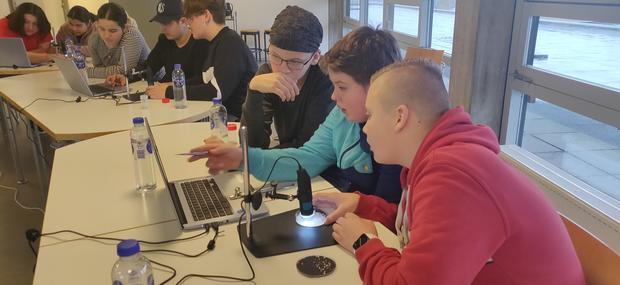 På jagt efter mikrofossiler i laboratoriet