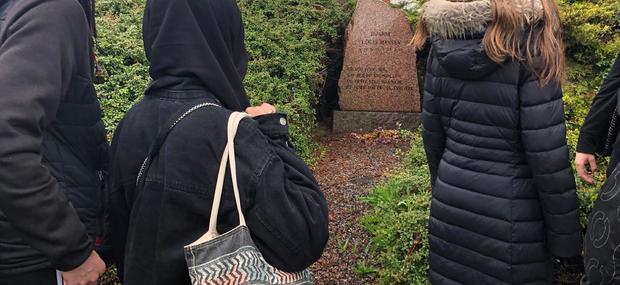 Undervejs i forløbet ser vi på de mange mindesten der står i området
