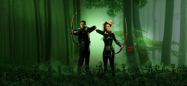 Lady Marion og Robin Hood står klar med bue og pil i Sherwoodskoven