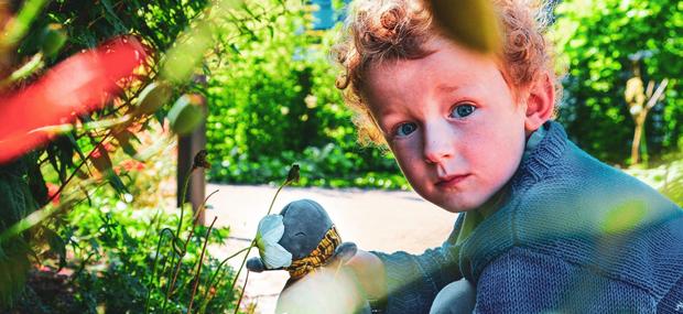 Børnene ser haven med eventyrets øjne sammen med "Mulle"