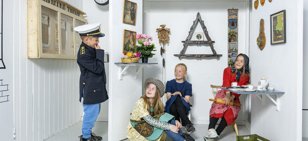 Børn fra Fabjerg Udefriskole leger i Fru Mortensens stue