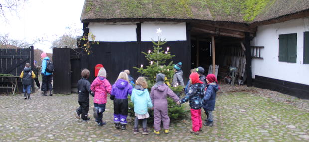 Børn om juletræet på Amagermuseet.