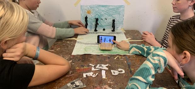 En skoleklasse fra Byskovskolen arbejder med stop-motion