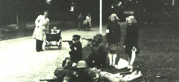 Børn leger krig i Frederiksberg Have. Nogle af børnene er udklædt som modtandsfolk. Foto: Ukendt fotograf, 1945, Frederiksberg Stadsarkiv