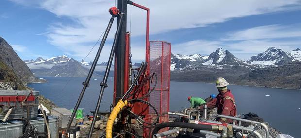 Minearbejdere ved grafit-mine på fjeld i Sydgrønland