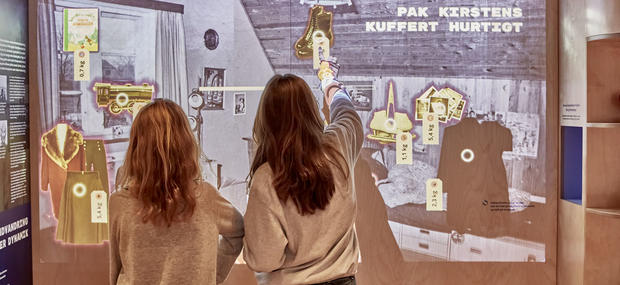 Vandreudstillingen, der lige nu står på Nakskov lokalhistoriske Arkiv. Elever i gang med at spille et digitalt spil.