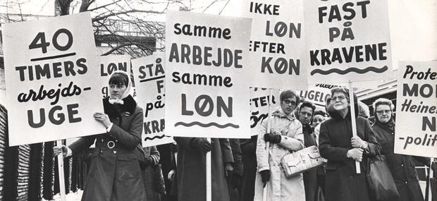 Kvinder fra fagforeningen KAD demonstrerer for ligeløn og en 40 timers arbejdsuge. Billedet er taget om vinteren og er i sort hvid fra 1970'erne.