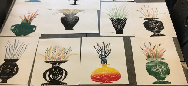 Linoleumstryk af vaser med forskelligt indhold