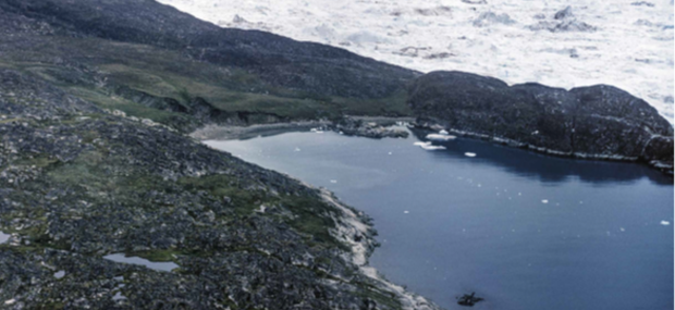 Den tidligere boplads i Sermermiut ligger på klinten i bunden af bugten.