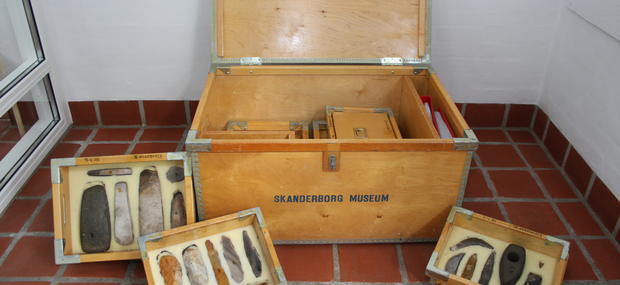 Museum Skanderborg har flere emnekasser til hjemlån på skoler. Her ses emnekassen om stenalder.