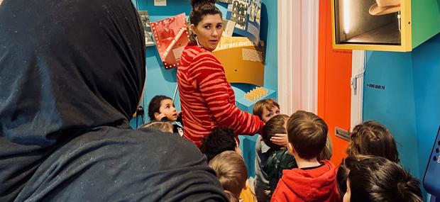Børnegruppe på besøg på STORM - museet for humor og satire