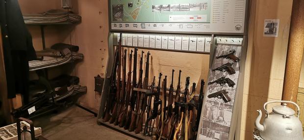 I vores museum er der mange genstande fra krigens tid. Og man må røre