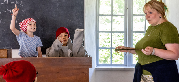 Skole i gamle dage - i den gamle skole kan I prøve at lege gammeldagsskole. Hvordan mon læreren skal opføre sig?