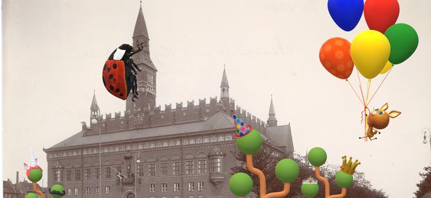 Gammelt billede af Københavns Rådhus i sepia-toner. Der er tilføjet en stor, rød mariehøne, som er ved at klatre op ad Rådhustårnet. I højre side hænger et lille dyr i en snor, under fem farverige balloner, som flyver afsted. På Rådhuspladsen er der træer i underlige former, som har sjove hatte på.