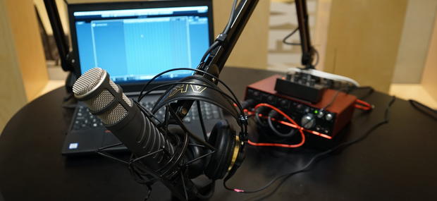 Mikrofoner og optageudstyr i bibliotekets lydstudie
