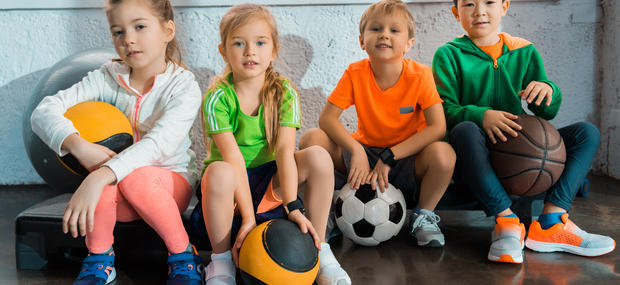 Billede af fire skoleelever i en gymnastiksal