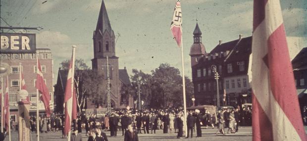Torvet i Silkeborg med tyske flag med nazi-hagekors i flagstangen.