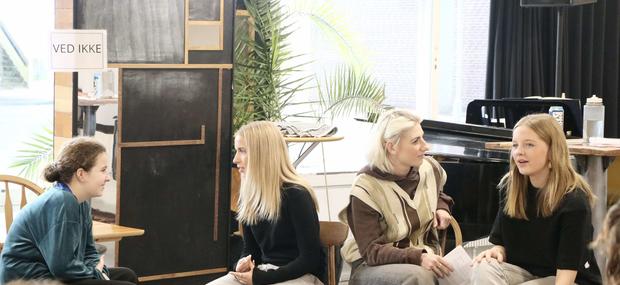 Dialogværkstederne er med til at skabe et trygt rum, hvor eleverne kan udtrykke deres synspunkter og lytte til andres med respekt og åbenhed