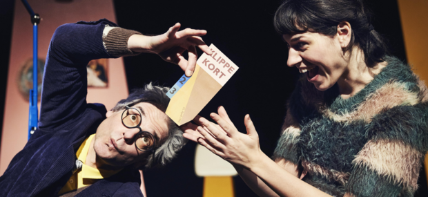 En pige og hendes morfar holder et klippekort imellem sig og er glade