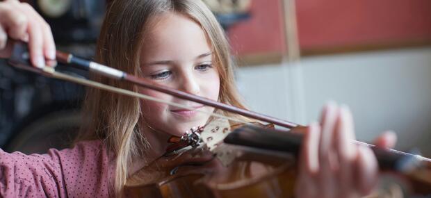 Pige spiller violin.