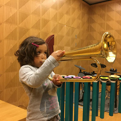 Pige spiller trompet på Musikmuseet