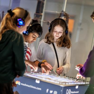 Elever med høretelefoner på Musikmuseet