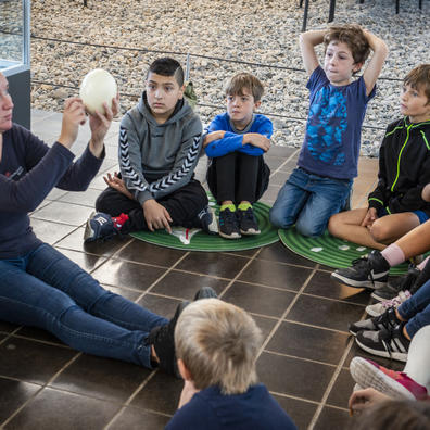 Elever modtager undervisning på Vikingeskibsmuseet